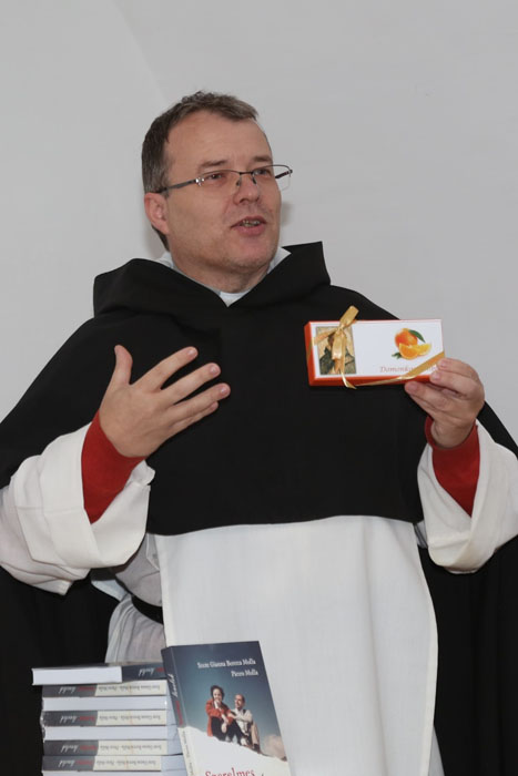 Andrzej atya a debreceni Szent II. János Pál Intézet új kiadványával és a „Domonkos bonbon”-nal Vasváron
